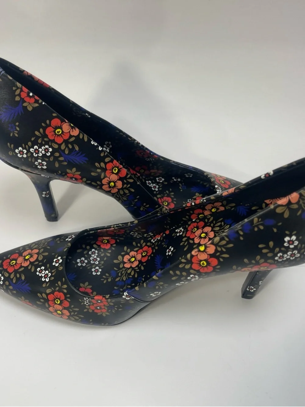 Nine West Black Floral Pointed Pumps with Red and Pink Blooms - Picture 5 of 7